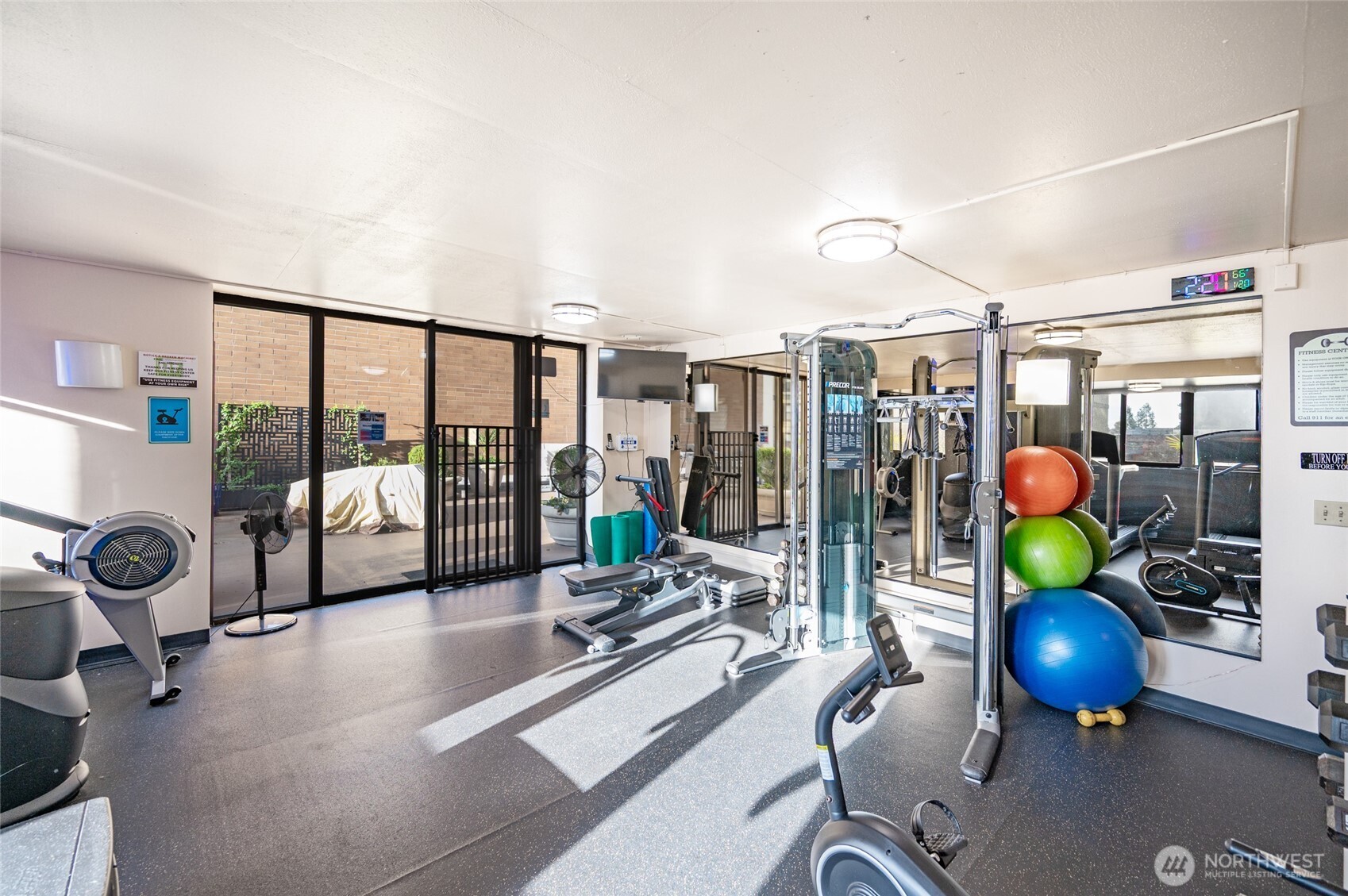 2100 3rd Avenue #1502, Seattle, WA 98121-2355