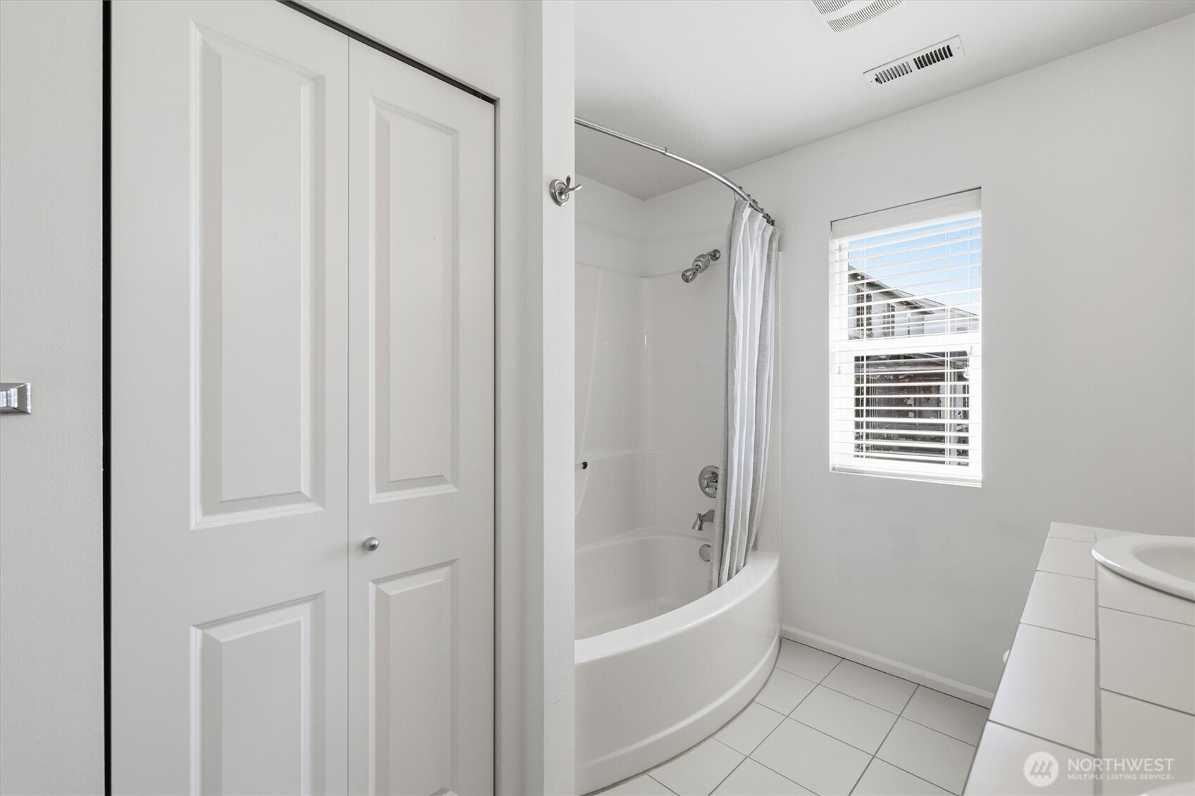 9025 S 204th Place , Kent, WA 98031