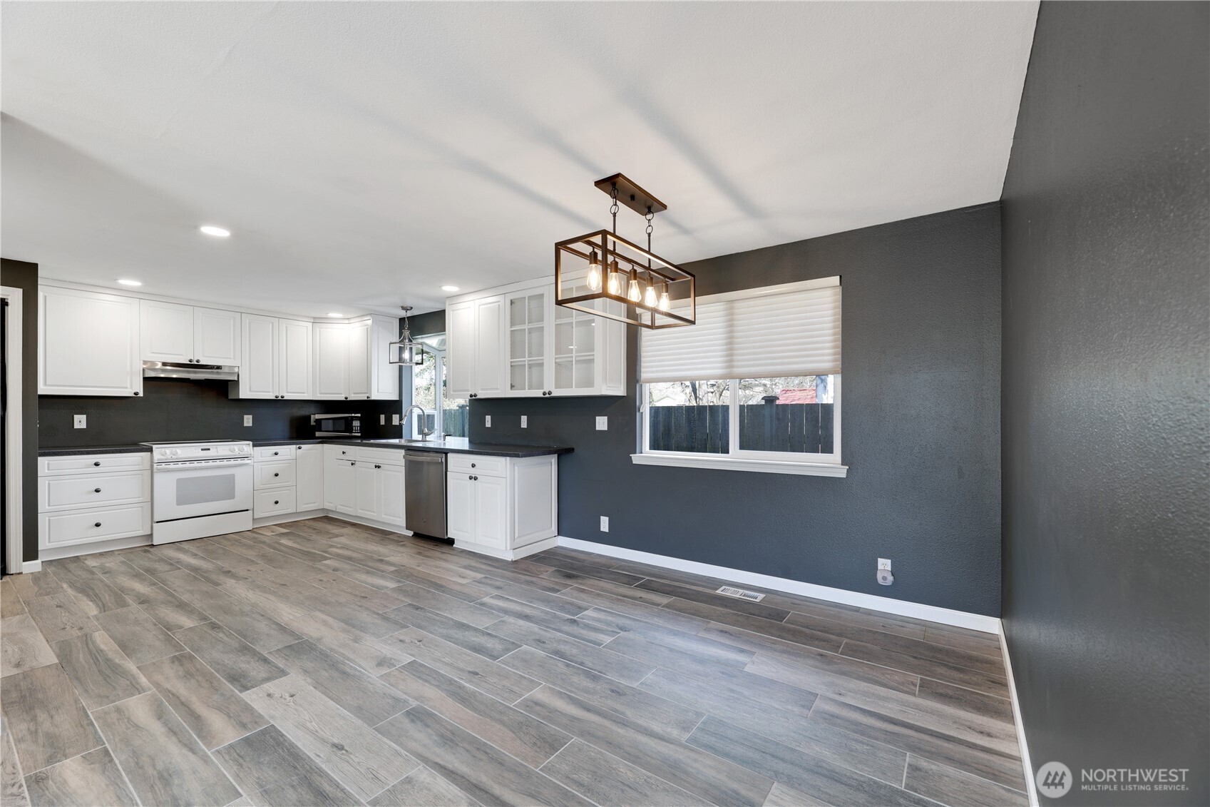 672 SE 4th Avenue , Oak Harbor, WA 98277