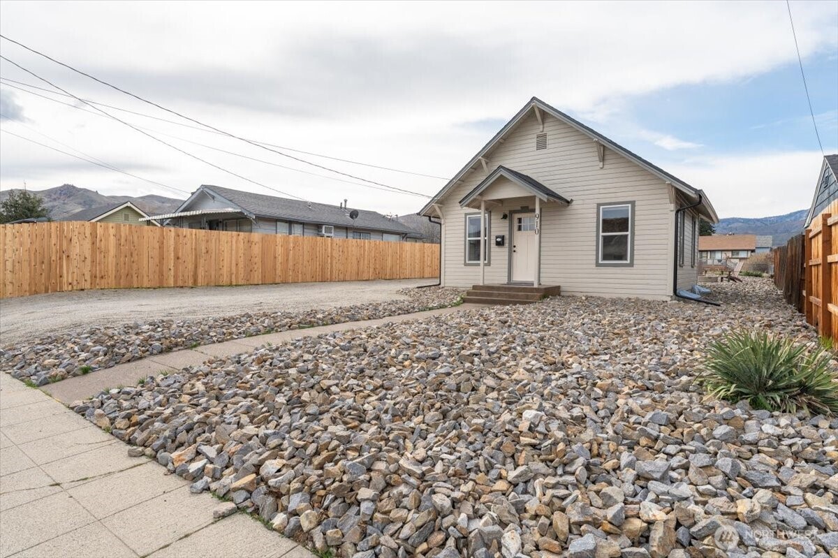910 Walker Avenue , Wenatchee, WA 98801