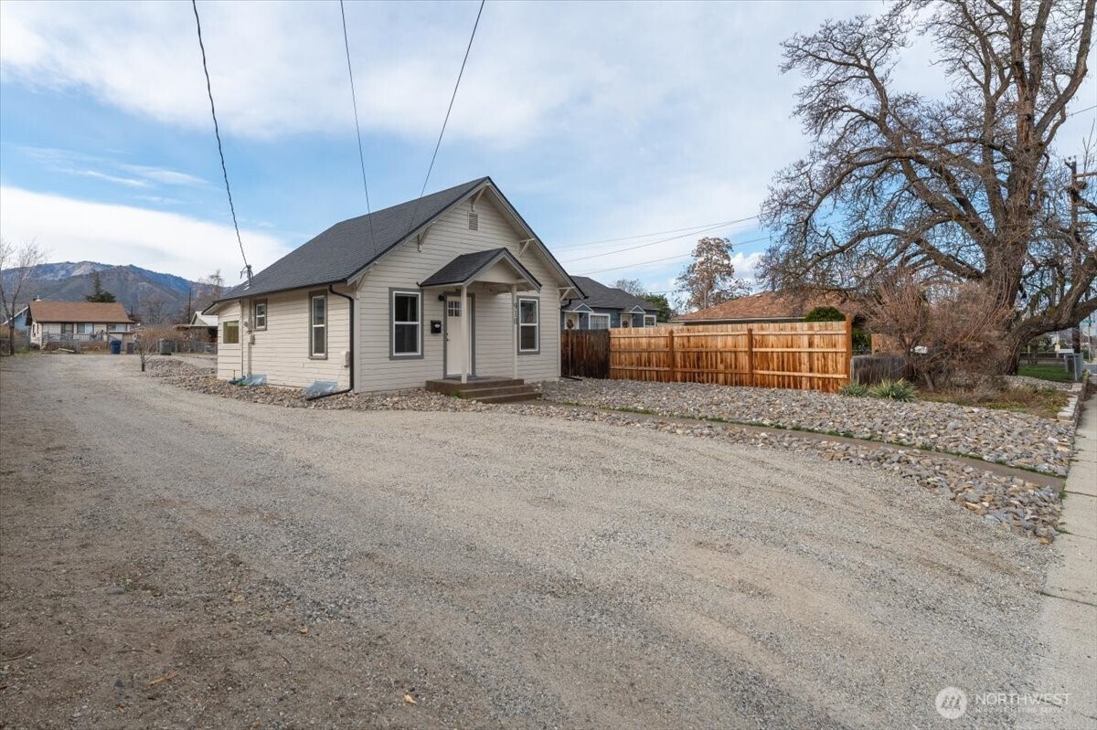 910 Walker Avenue , Wenatchee, WA 98801