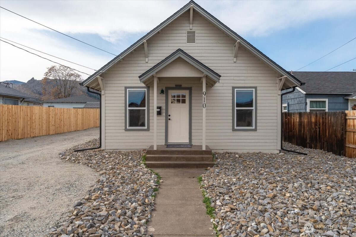 910 Walker Avenue , Wenatchee, WA 98801