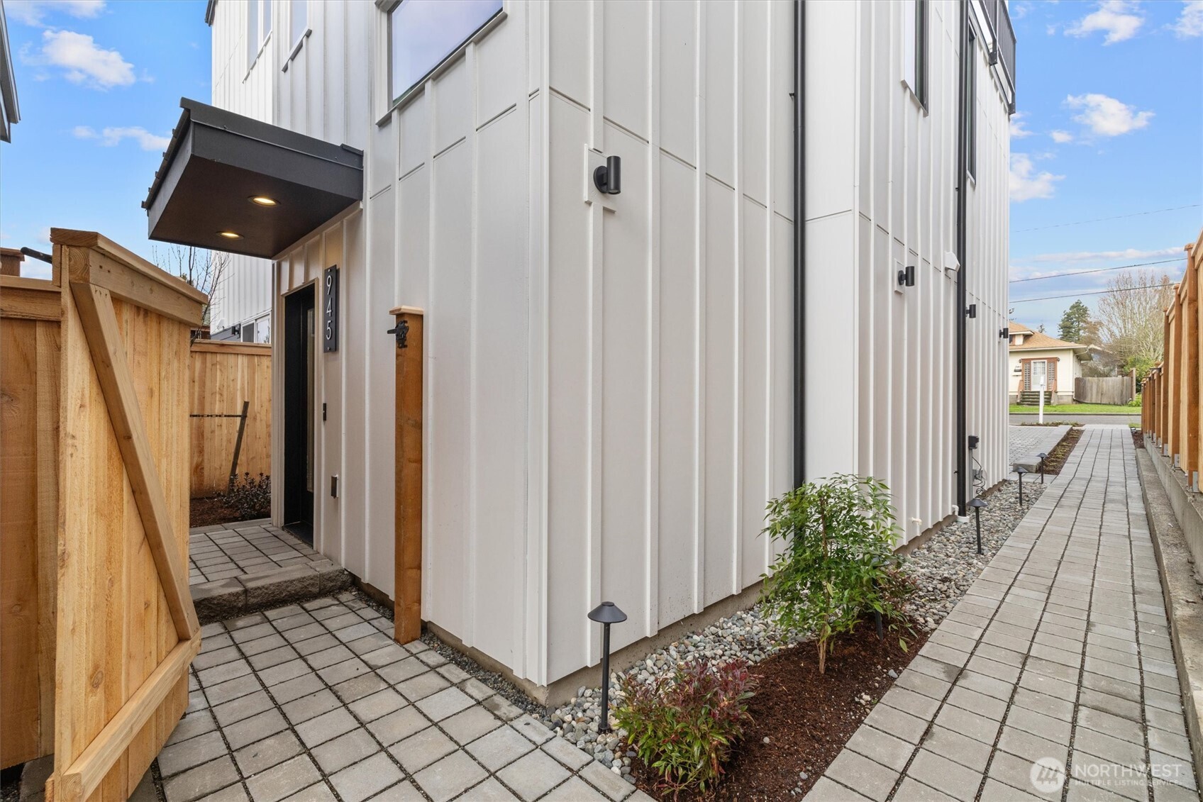 945 NW 61st Street , Seattle, WA 98107