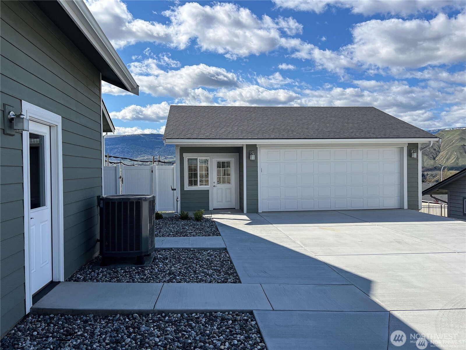 647 S Newton Avenue , East Wenatchee, WA 98802