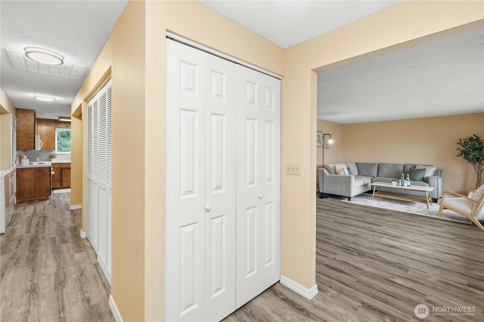 762 Hilltop Avenue , Kent, WA 98031