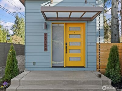 12834 Ashworth Avenue N, Seattle, WA 98133 - Photo 2