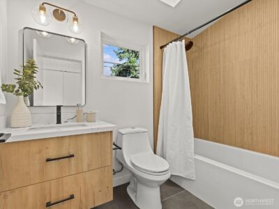 12834 Ashworth Avenue N, Seattle, WA 98133 - Photo 21