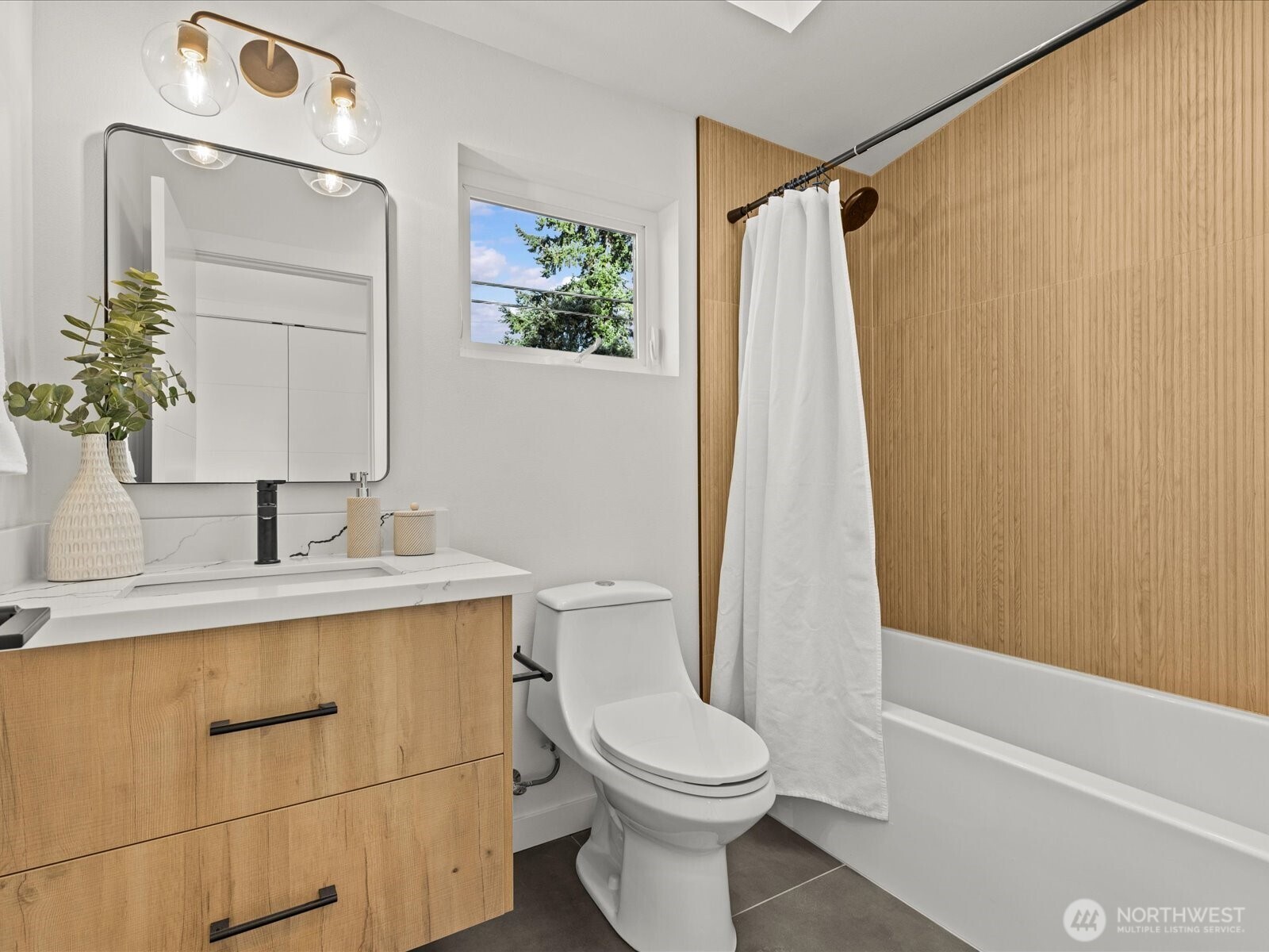 12834 Ashworth Avenue N, Seattle, WA 98133