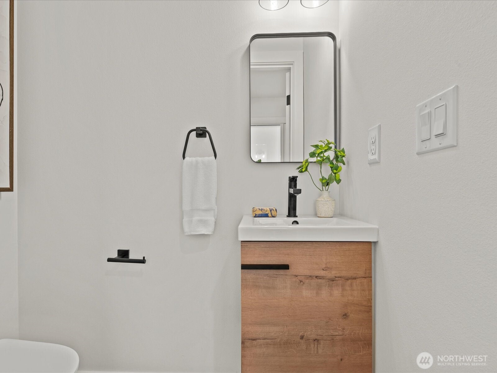 12834 Ashworth Avenue N, Seattle, WA 98133