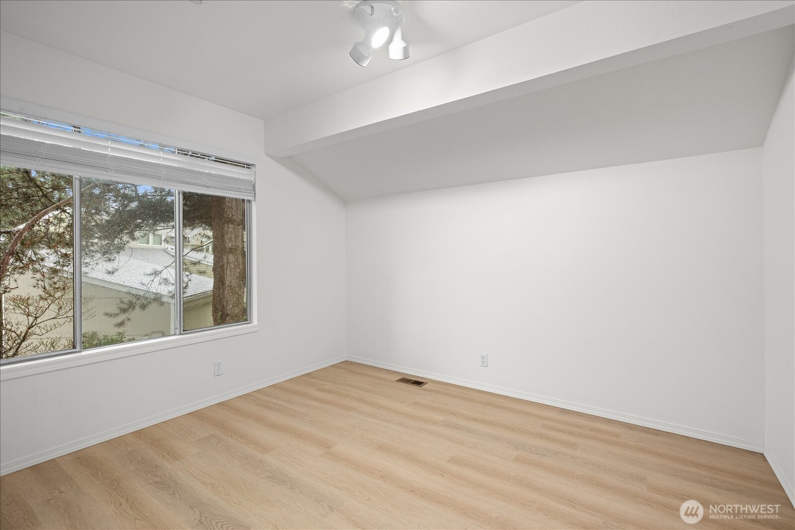 7250 NE Old Redmond Rd #F124, Redmond, WA 98052