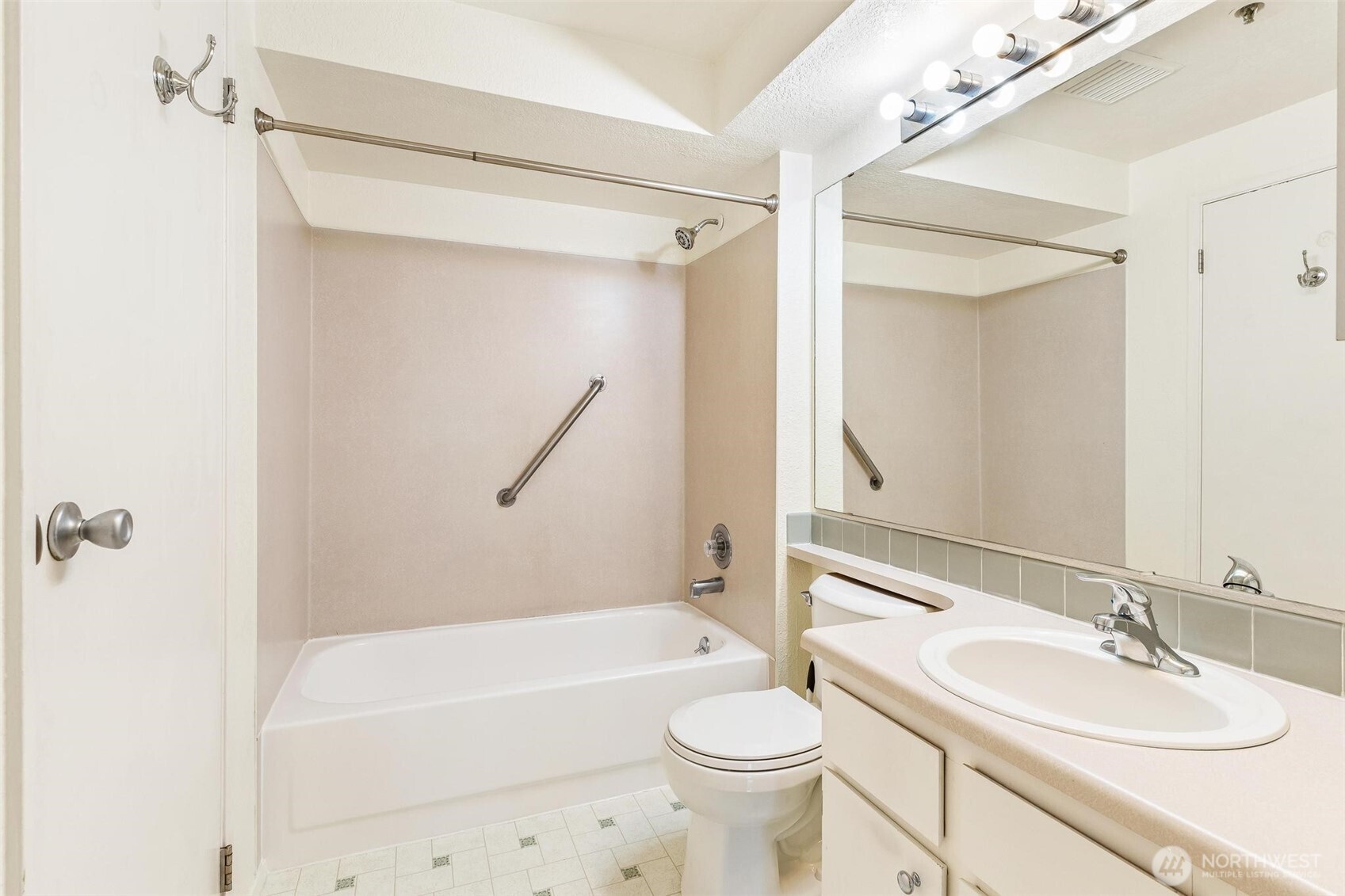 25131 98th Place S #E201, Kent, WA 98030