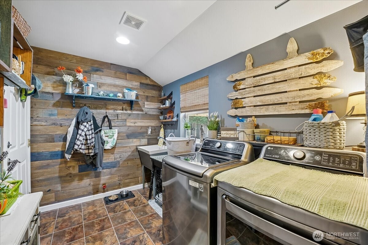 7259 NW Columbine Place , Seabeck, WA 98380