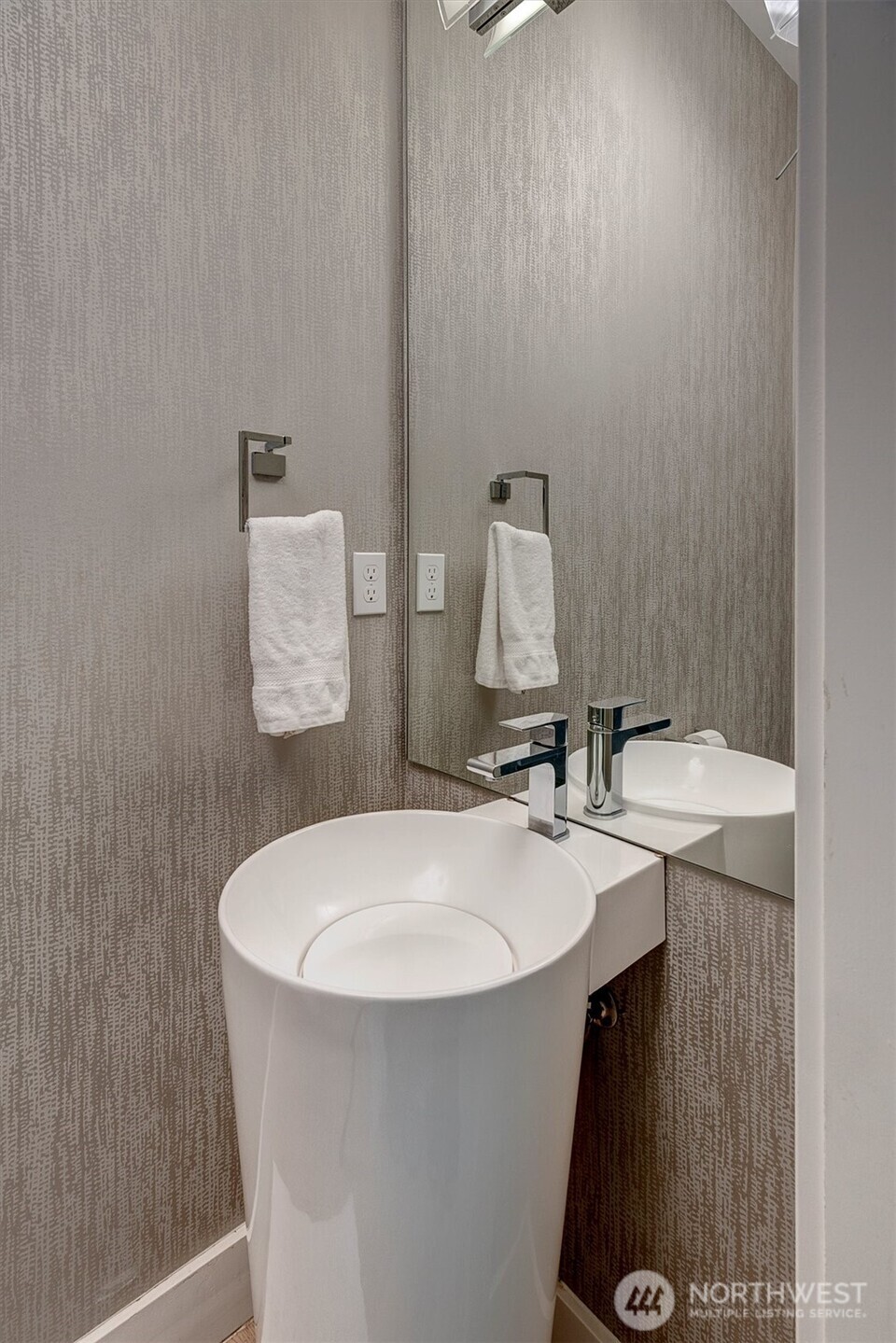 2660 9th Avenue W, Seattle, WA 98119-2218