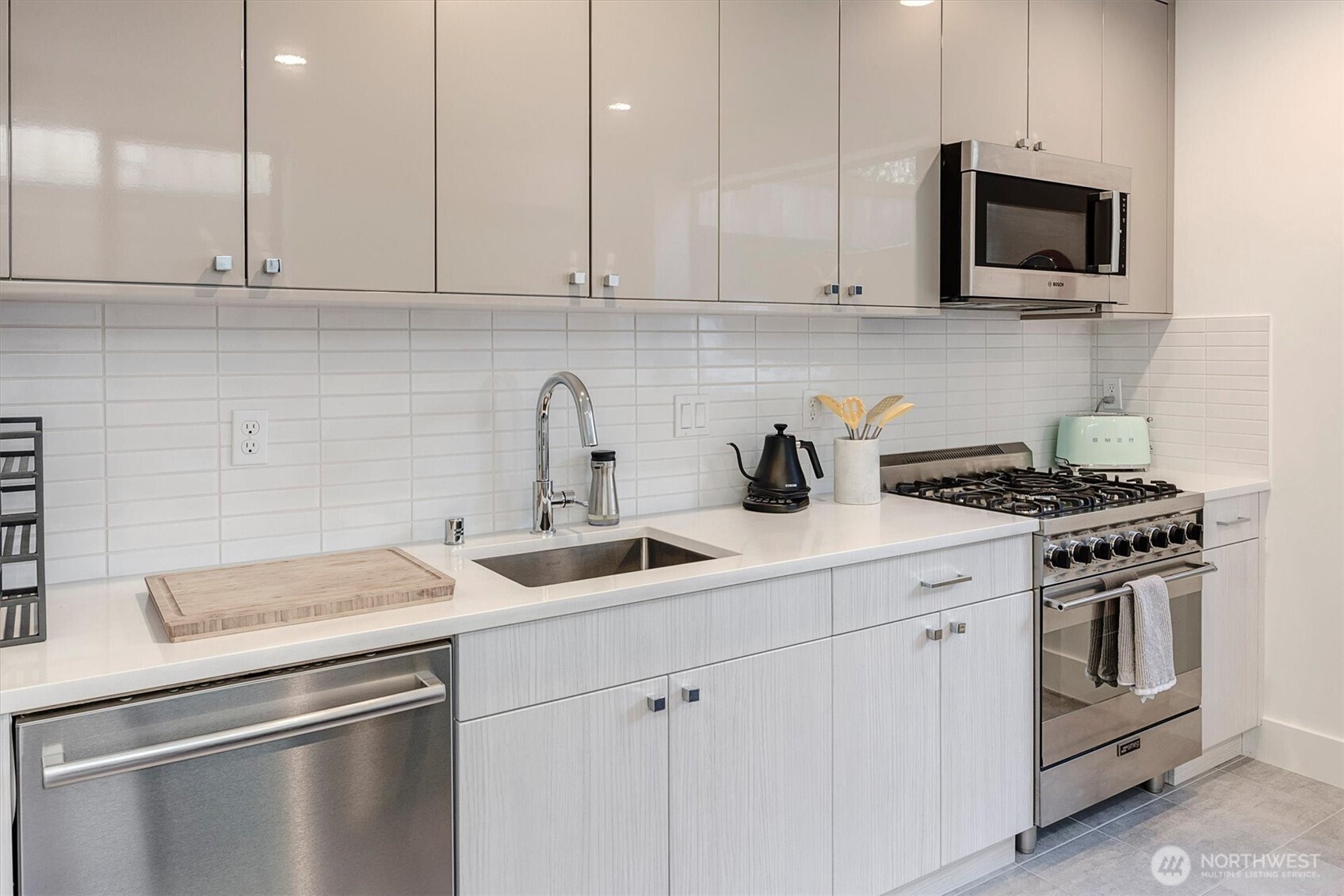 2660 9th Avenue W, Seattle, WA 98119-2218