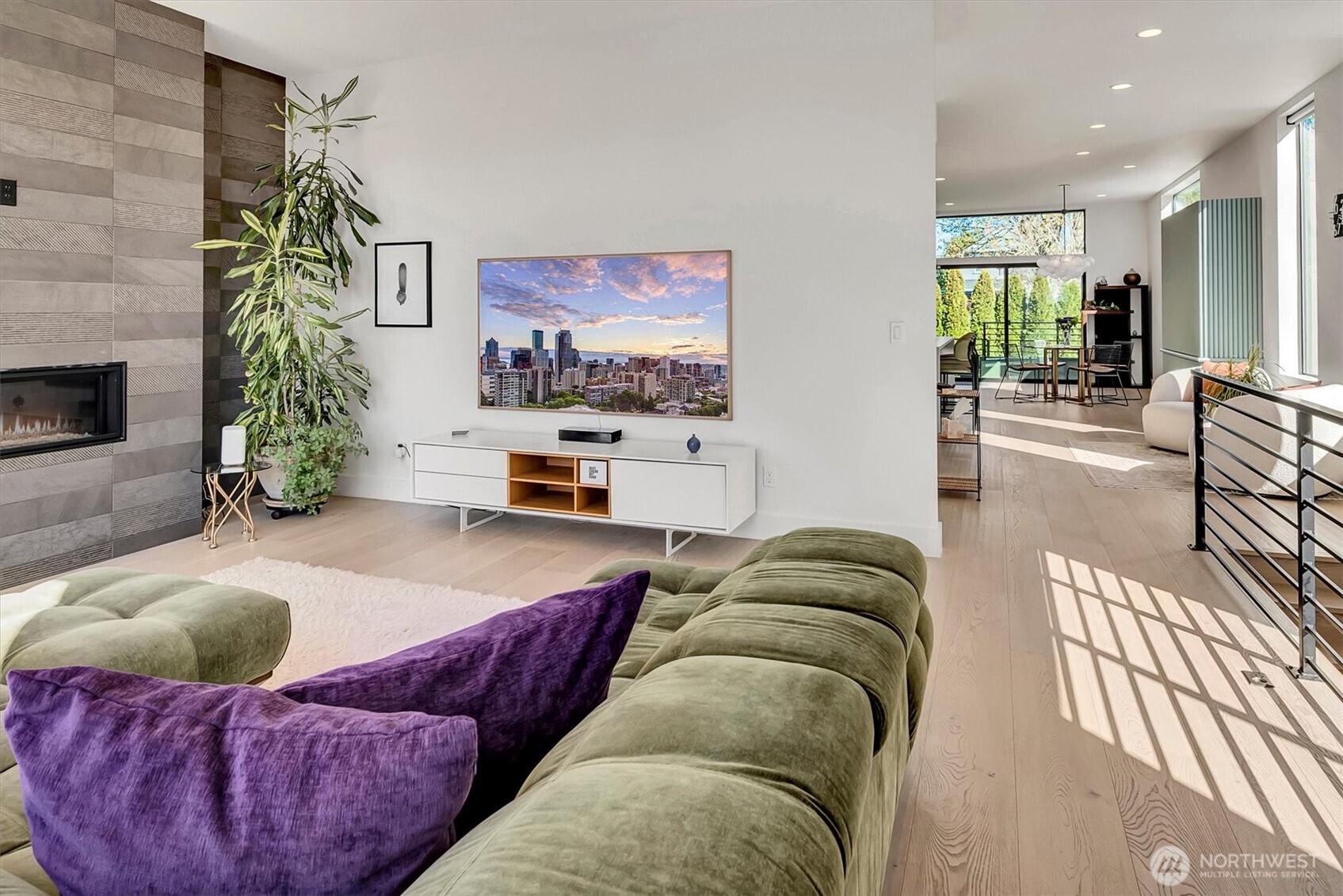 2660 9th Avenue W, Seattle, WA 98119-2218