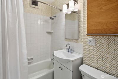 8053 Brooklyn Avenue NE, Seattle, WA 98115 - Photo 17