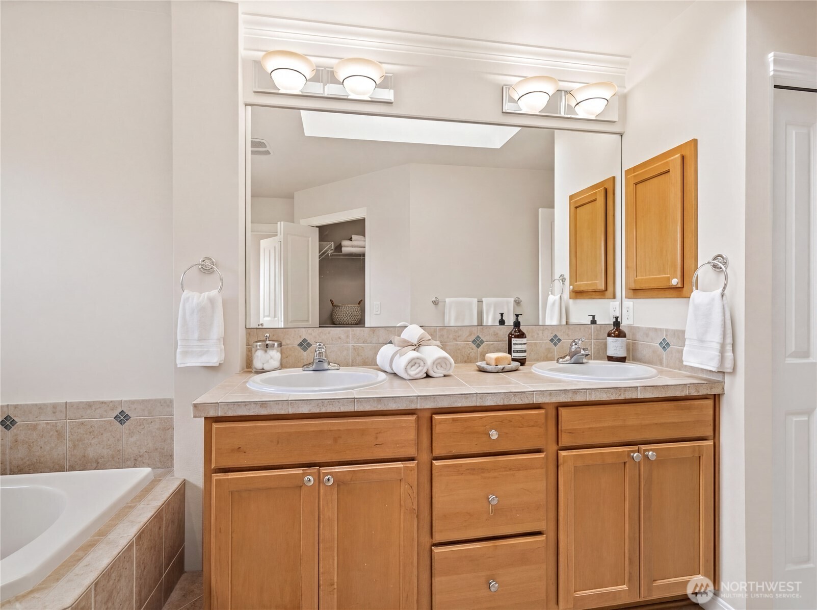 4610 NE 1st Ct , Renton, WA 98059-5243