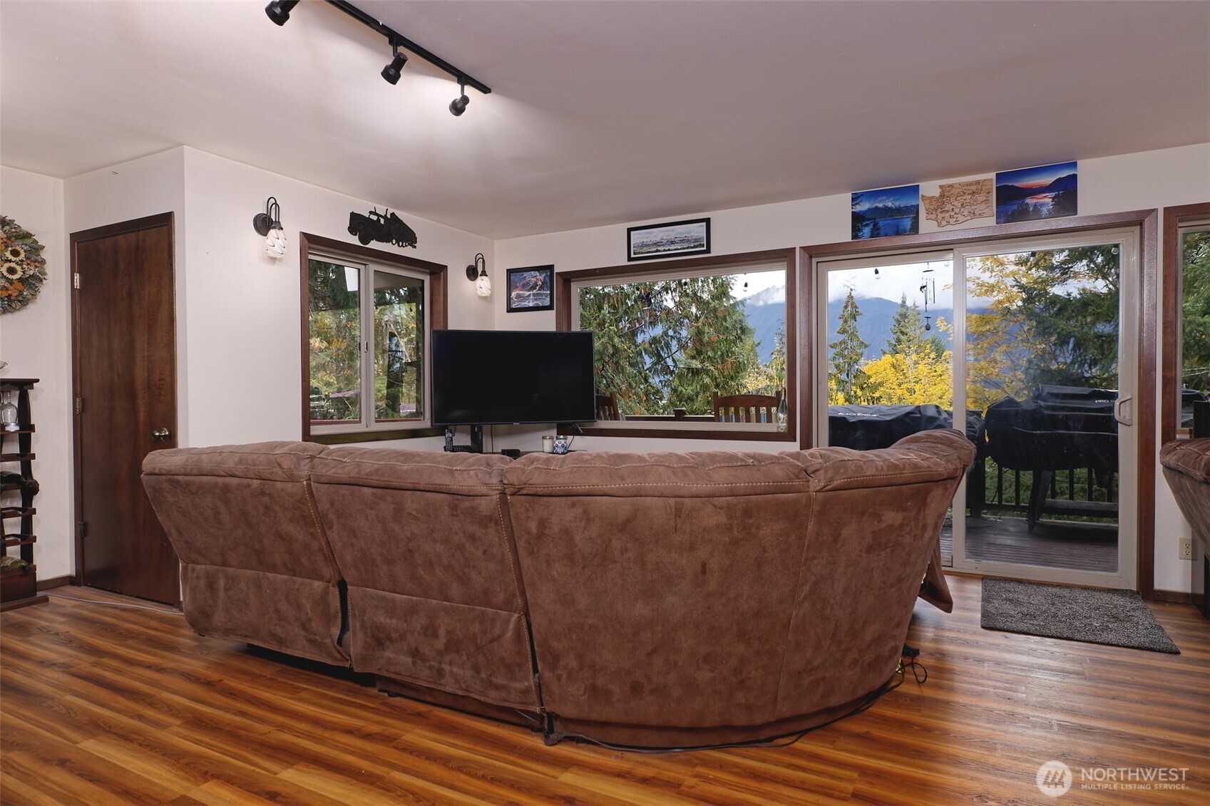 5791 N Lake Cushman Road , Hoodsport, WA 98548