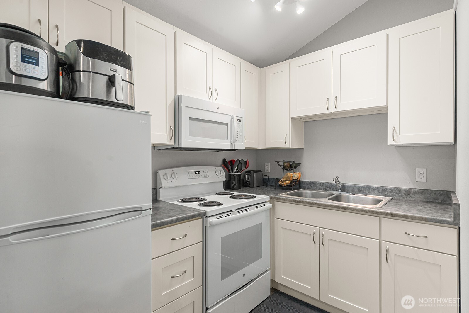 7818 Stroud Avenue N, Seattle, WA 98103