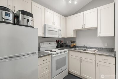 7818 Stroud Avenue N, Seattle, WA 98103 - Photo 30