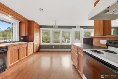 10516 E Riverside Drive , Bothell, WA 98011 - Photo 5