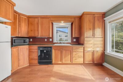 10516 E Riverside Drive , Bothell, WA 98011 - Photo 6