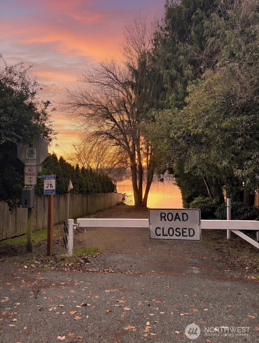 7017 NE 132 , Kirkland, WA 98034