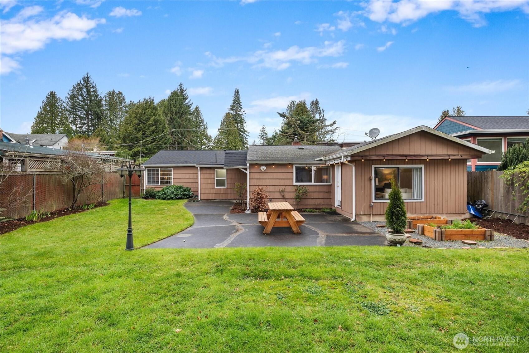 10044 12th Avenue NW, Seattle, WA 98177-5210