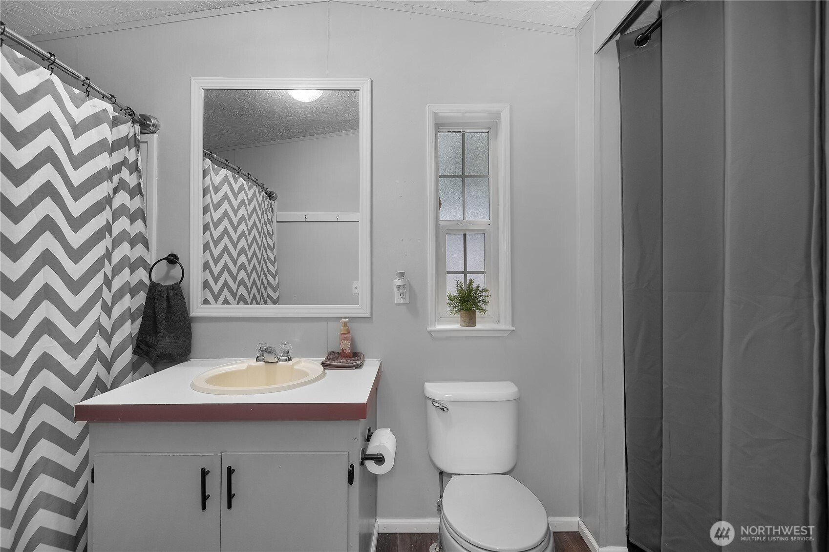 300 N Mount Jupiter Drive , Hoodsport, WA 98548