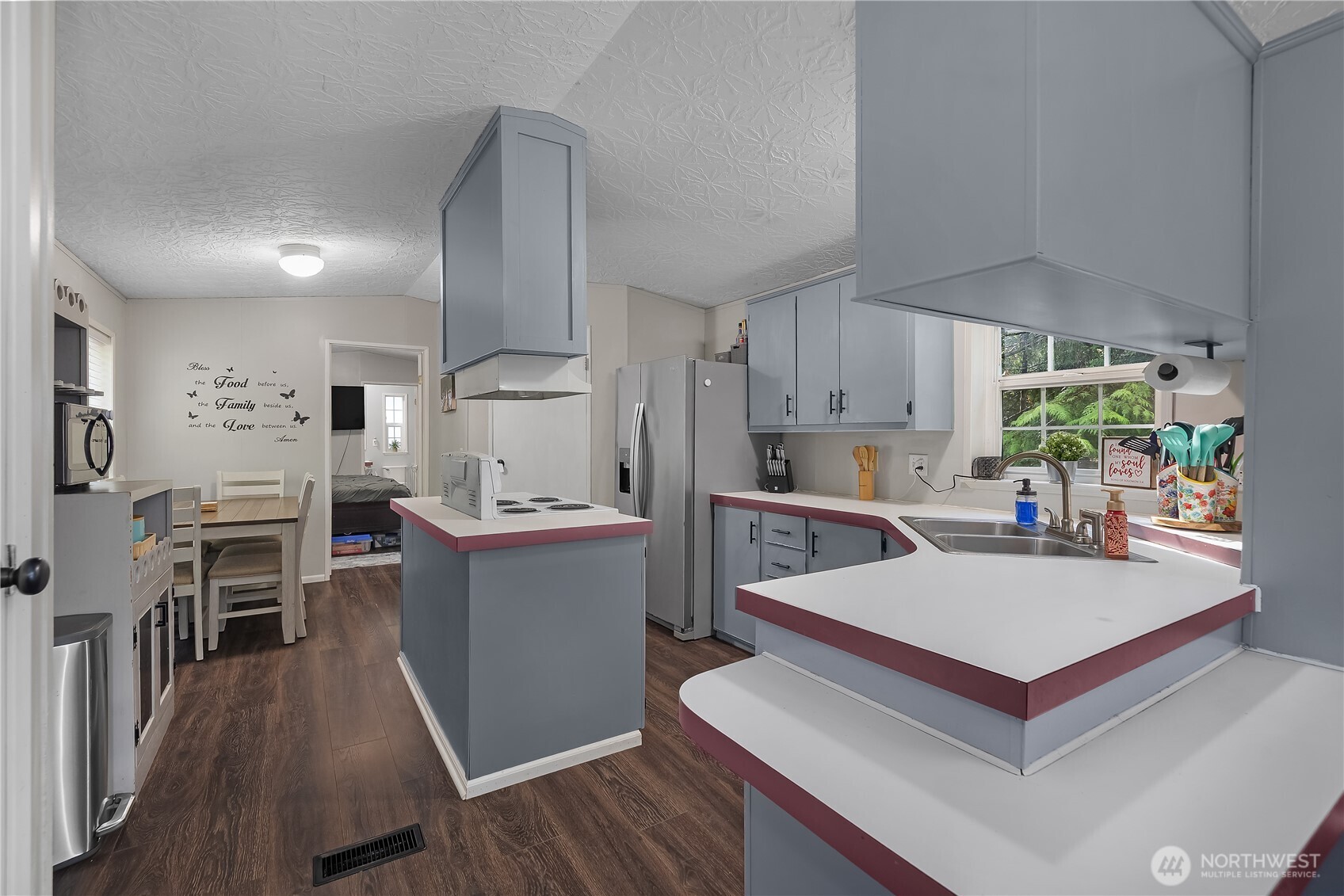 300 N Mount Jupiter Drive , Hoodsport, WA 98548