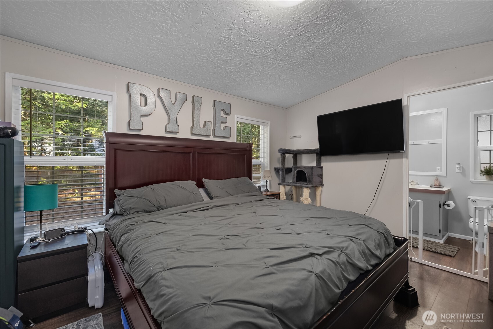 300 N Mount Jupiter Drive , Hoodsport, WA 98548