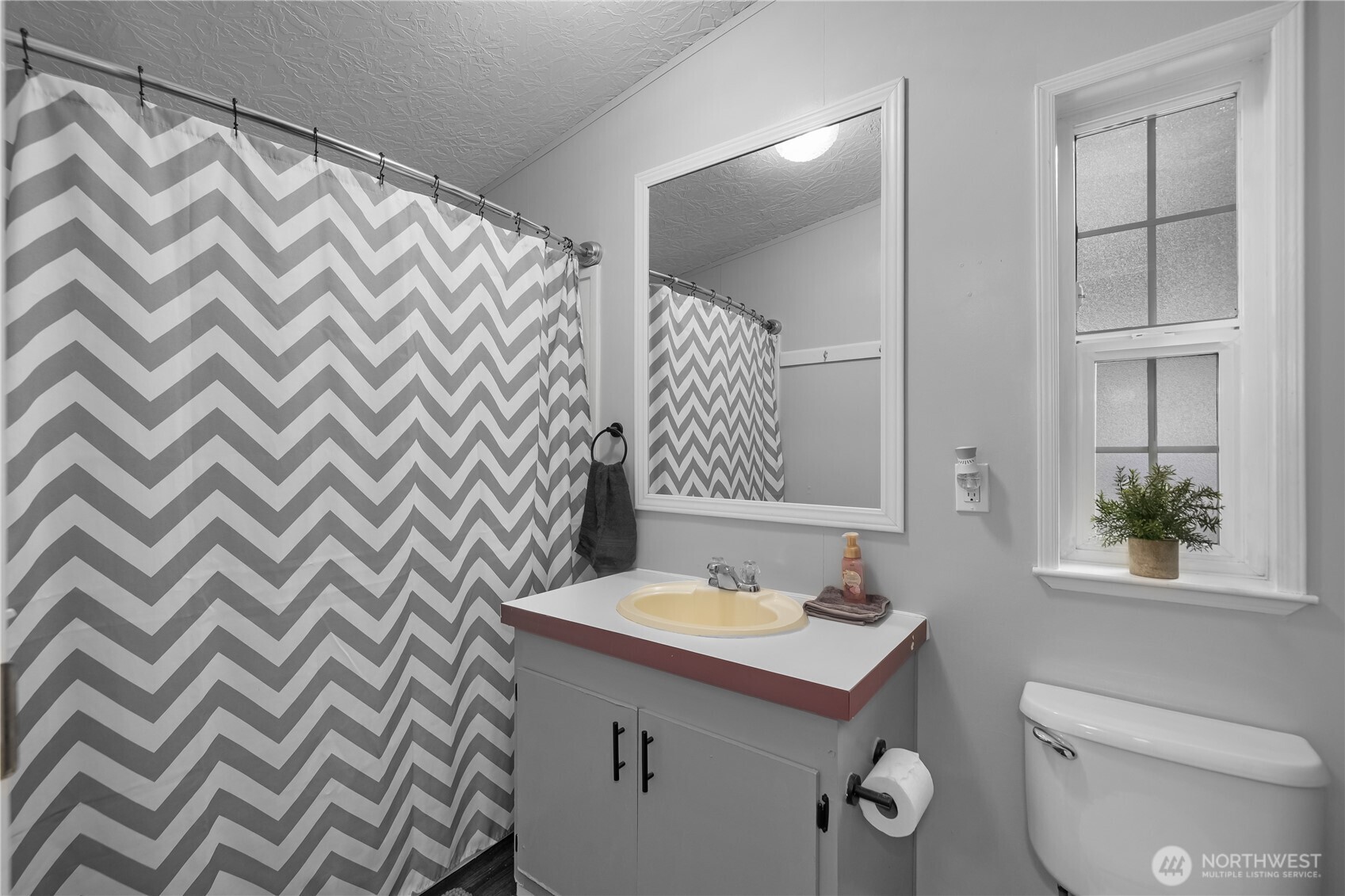 300 N Mount Jupiter Drive , Hoodsport, WA 98548