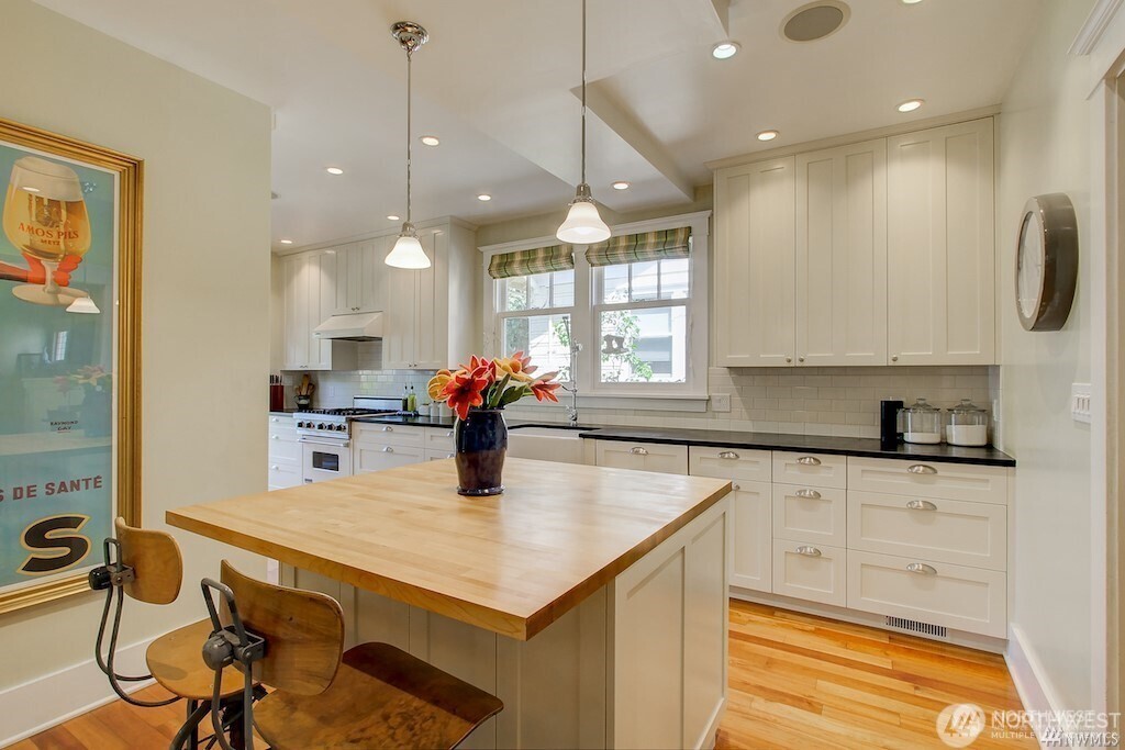 2221 22nd Avenue E, Seattle, WA 98112