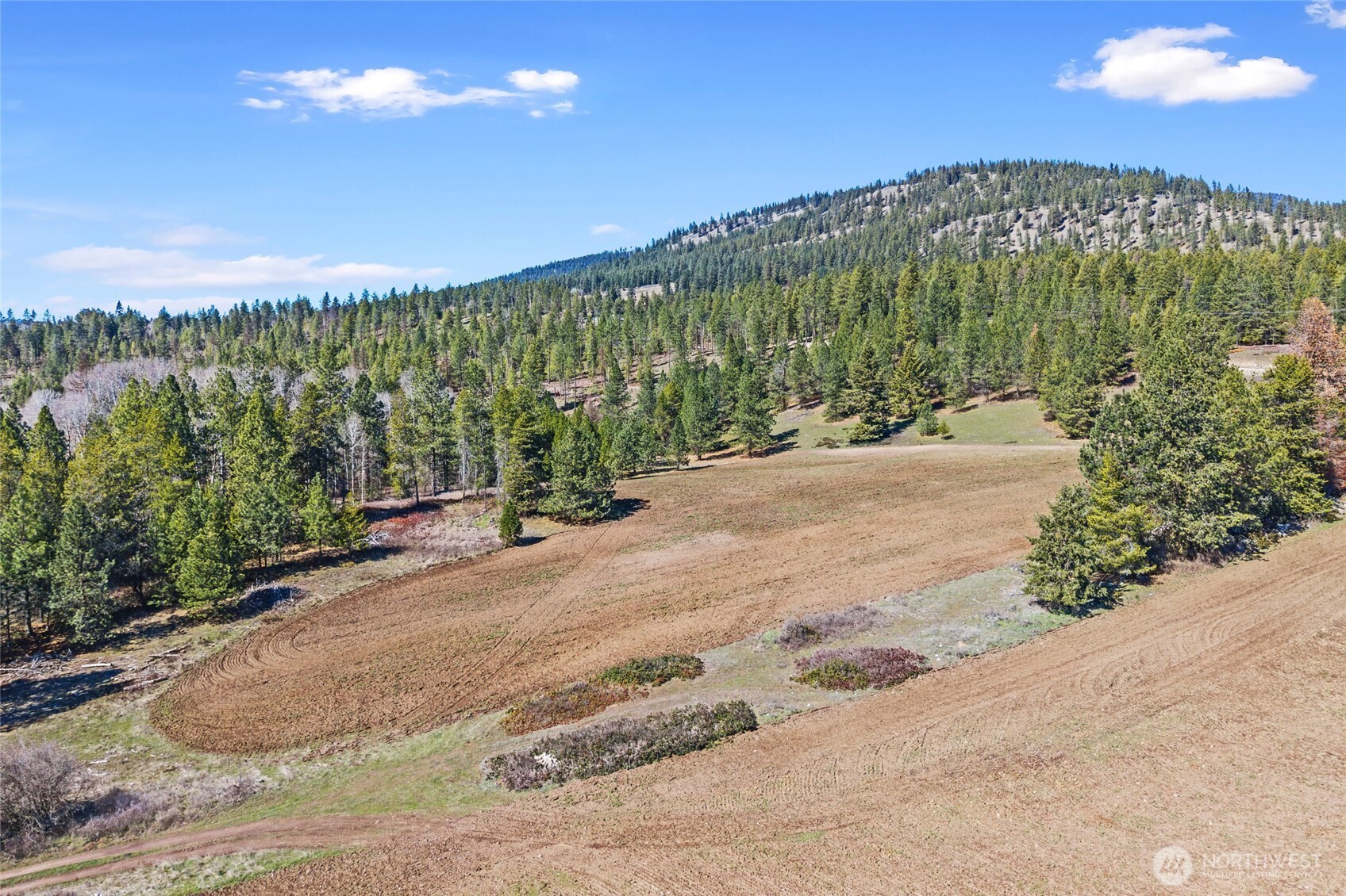 2068 Addy-Gifford Road , Addy, WA 99101