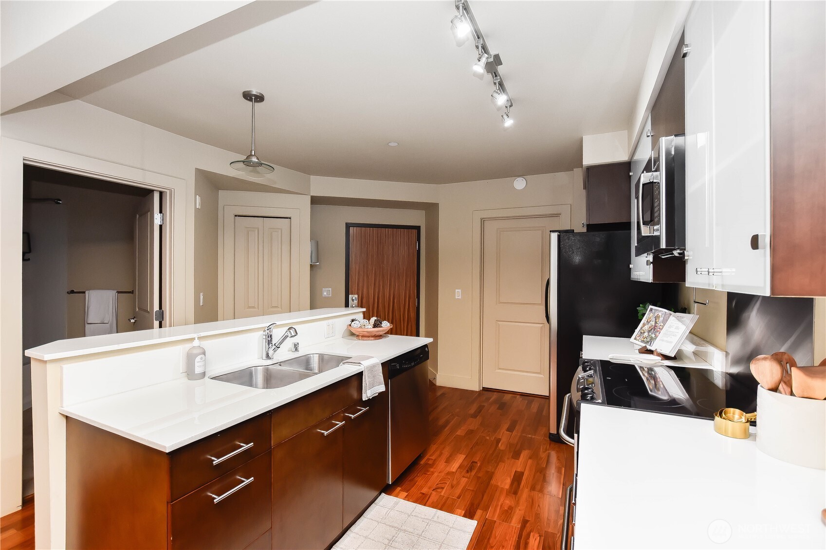 159 Denny Way #402, Seattle, WA 98109