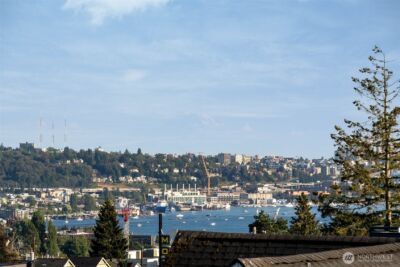 4262 Linden Avenue N, Seattle, WA 98103 - Photo 23