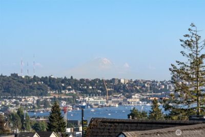 4262 Linden Avenue N, Seattle, WA 98103 - Photo 24