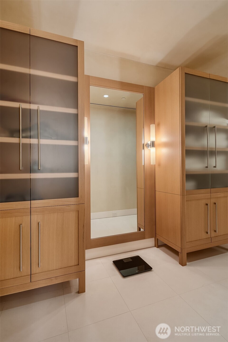 715 2nd Avenue #1501, Seattle, WA 98104