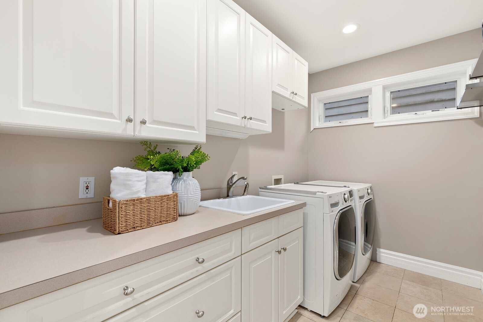 3046 43rd Avenue W, Seattle, WA 98199