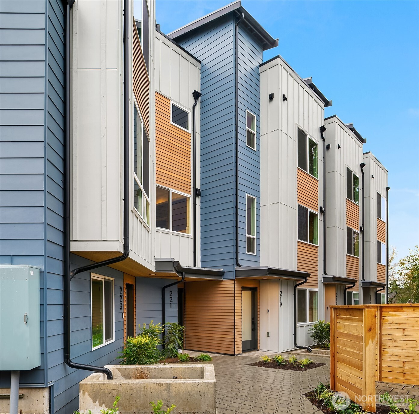 221 NE 75th Street , Seattle, WA 98115