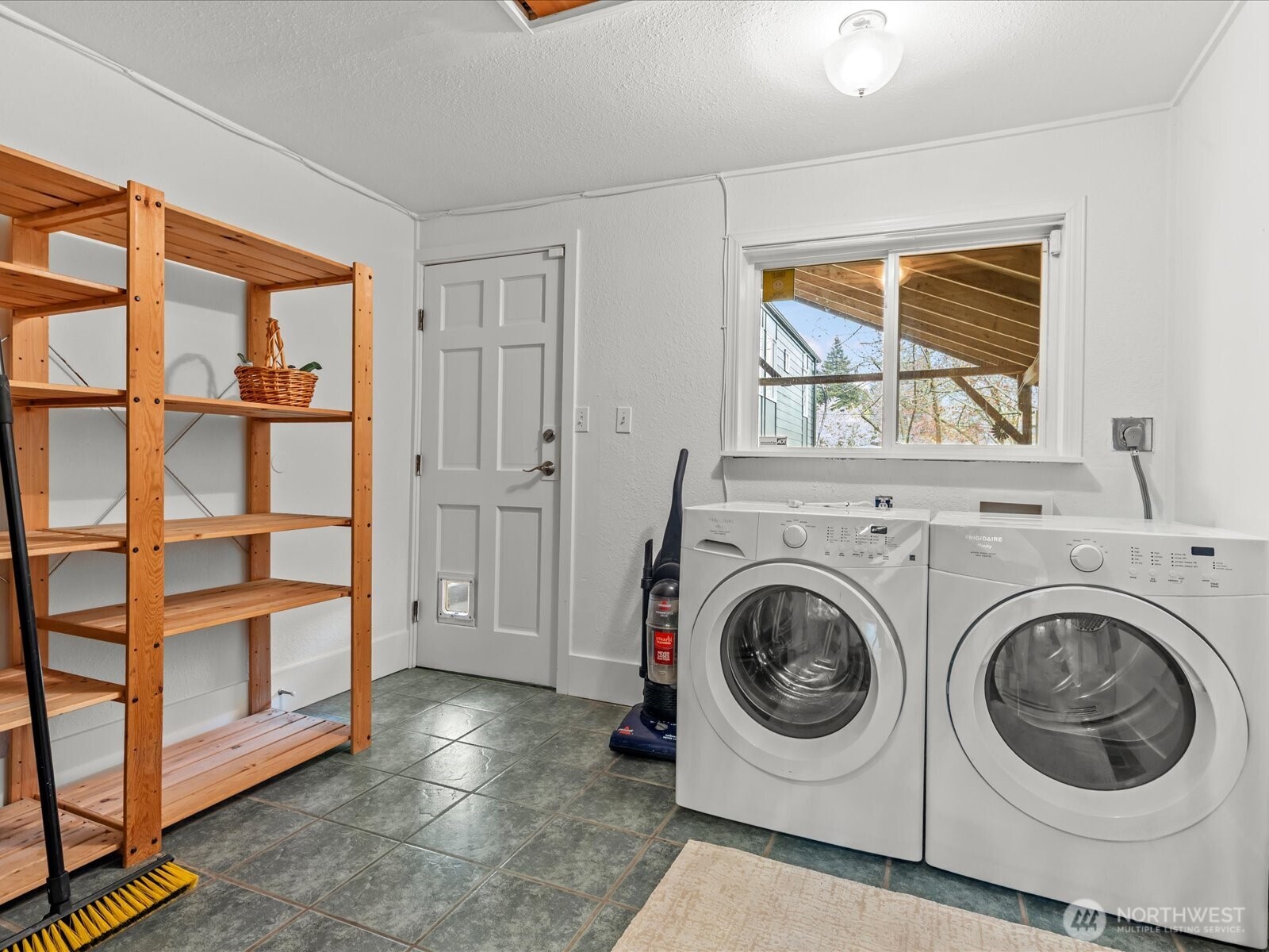 8117 17th Avenue SW, Seattle, WA 98106