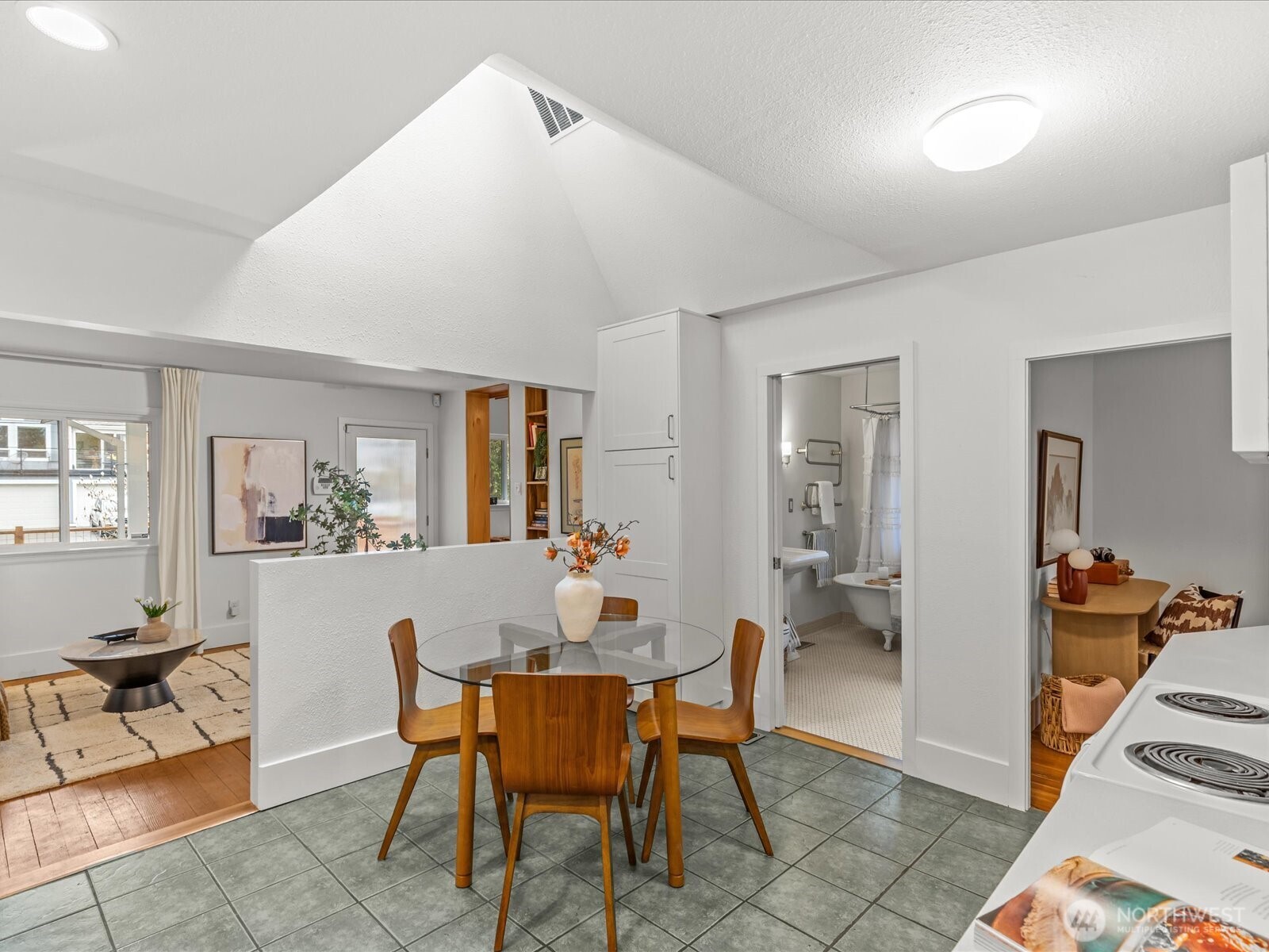 8117 17th Avenue SW, Seattle, WA 98106