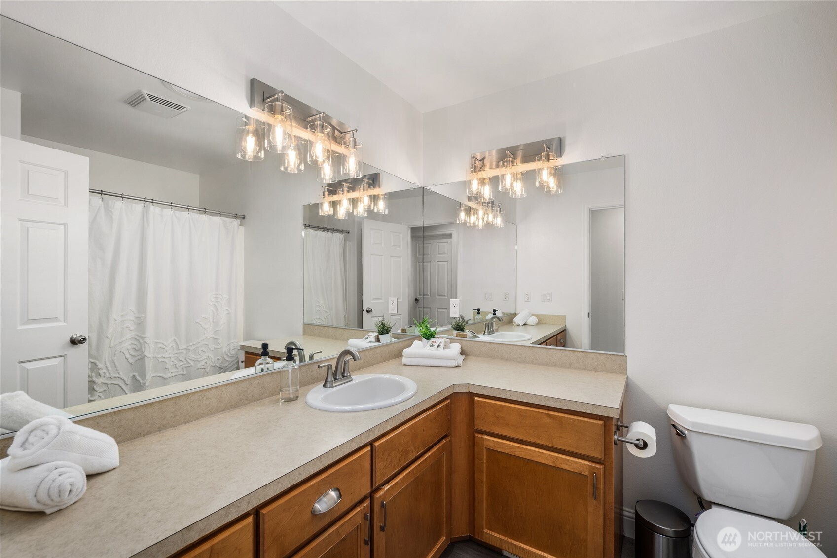 1870 W Cloud Way , Oak Harbor, WA 98277