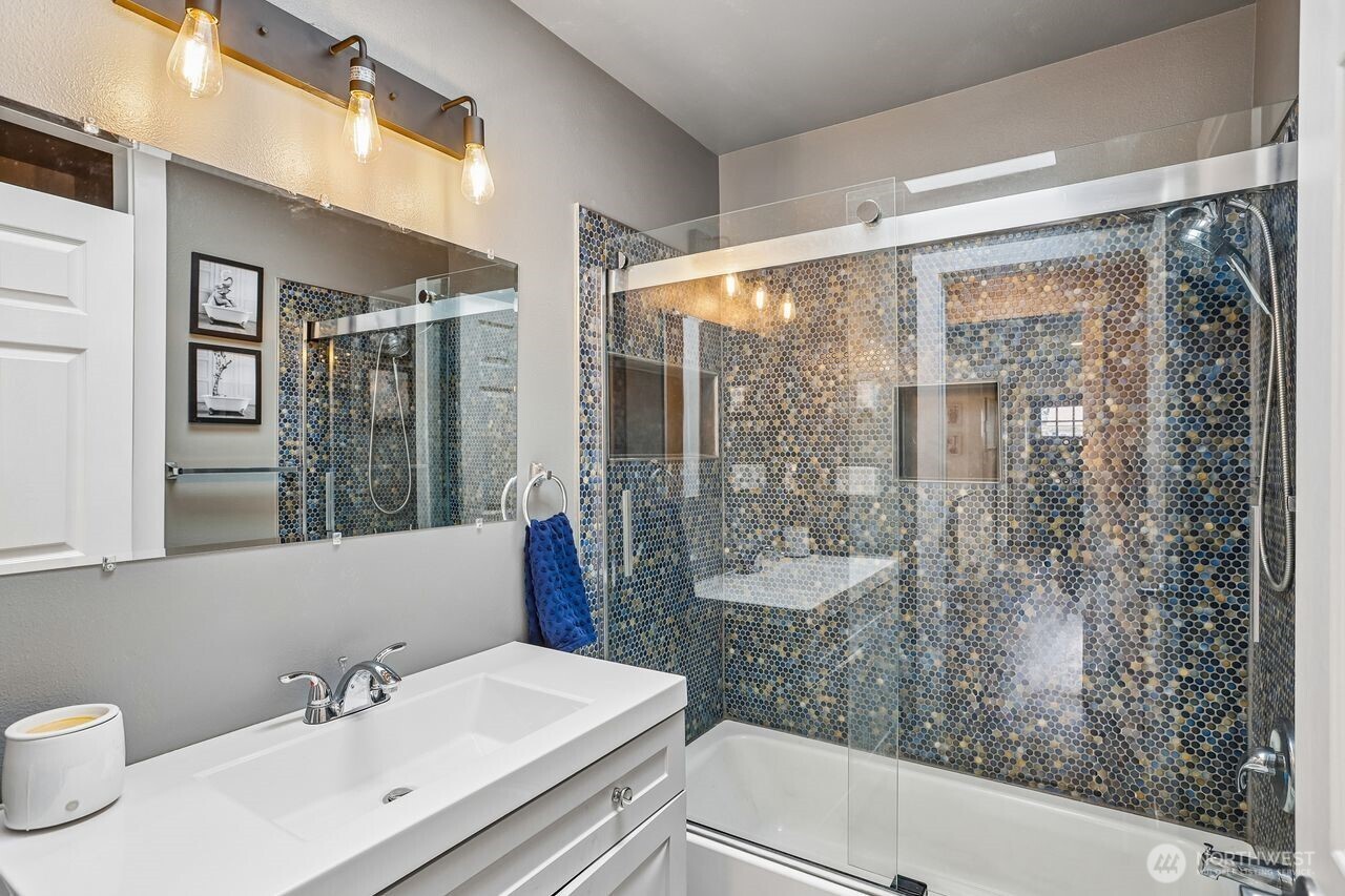 950 SE 4th Avenue , Oak Harbor, WA 98277