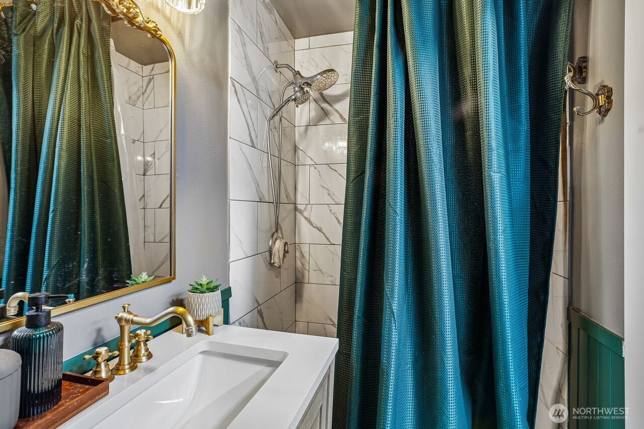 950 SE 4th Avenue , Oak Harbor, WA 98277