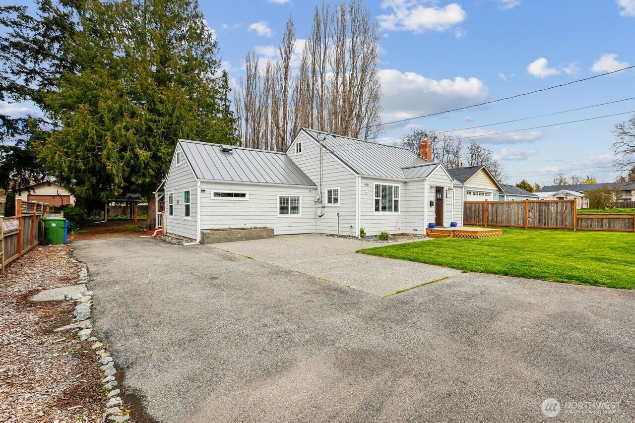 950 SE 4th Avenue , Oak Harbor, WA 98277