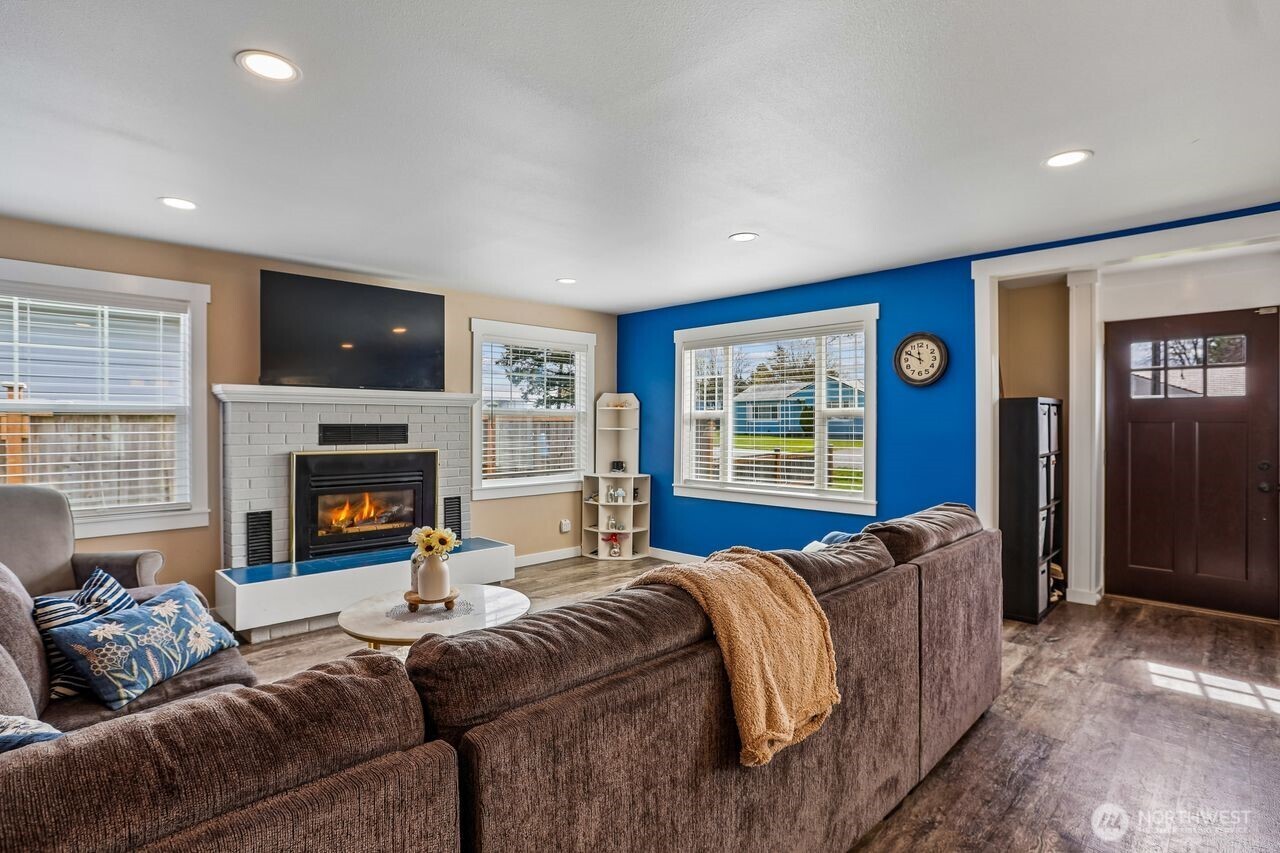 950 SE 4th Avenue , Oak Harbor, WA 98277