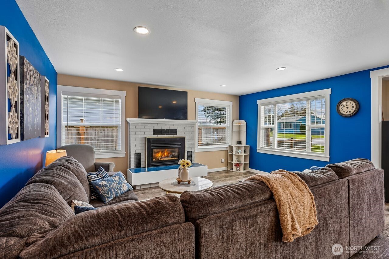 950 SE 4th Avenue , Oak Harbor, WA 98277