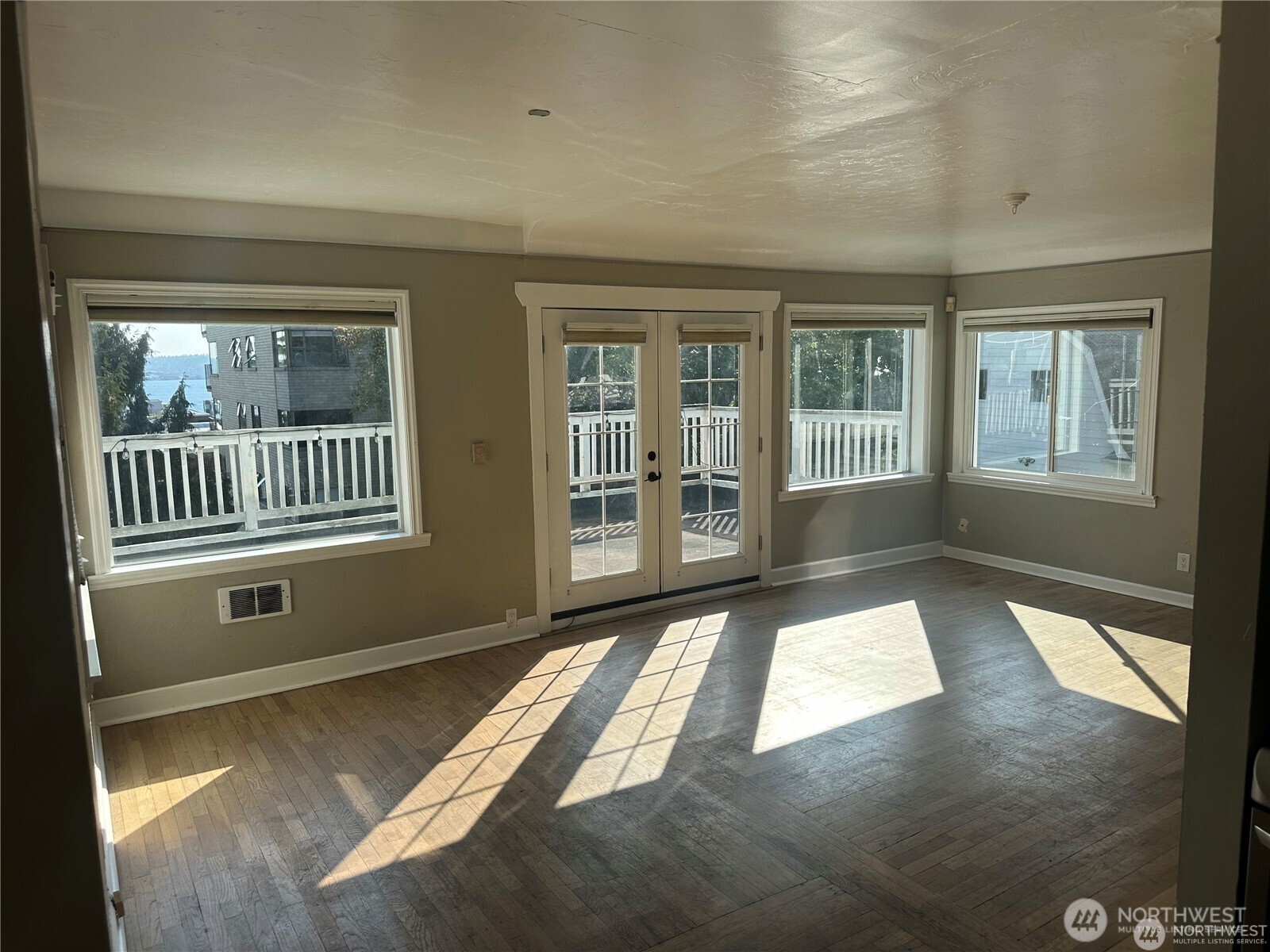 215 W Kinnear Place , Seattle, WA 98119-3730