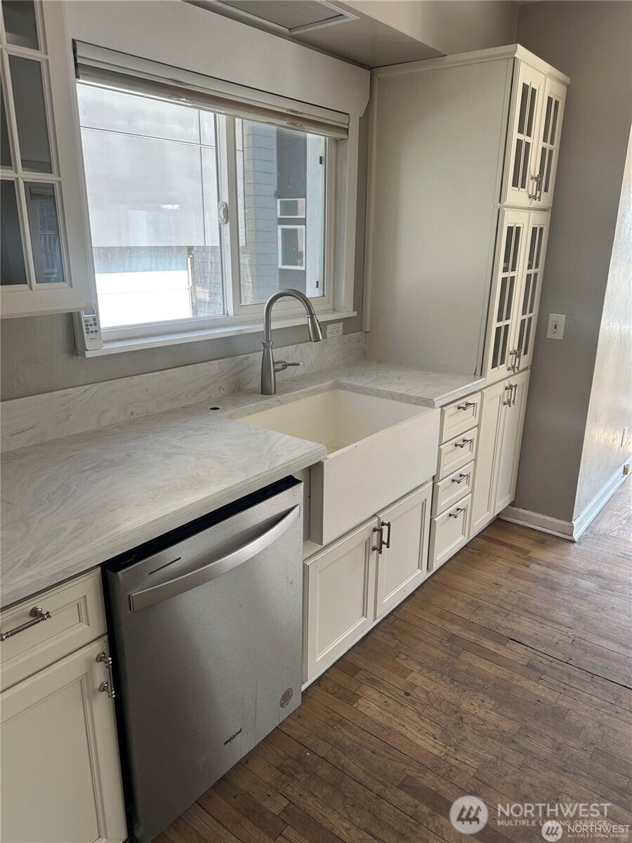 215 W Kinnear Place , Seattle, WA 98119-3730